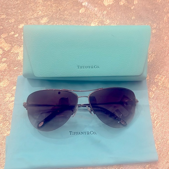 Sunglasses with Case, vin#60014 - Picture 1 of 8